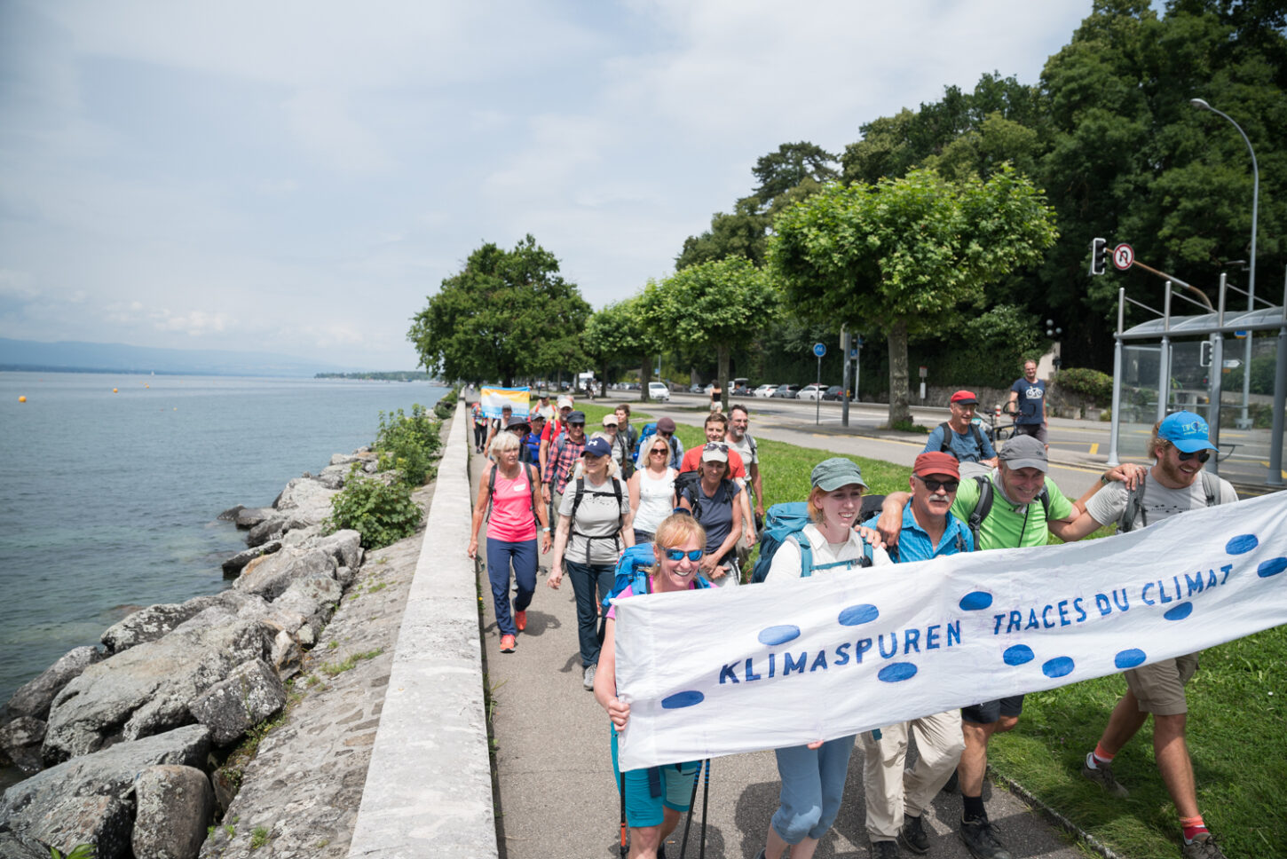 Der Protestzug von «Klimaspuren» kommt in Genf an.