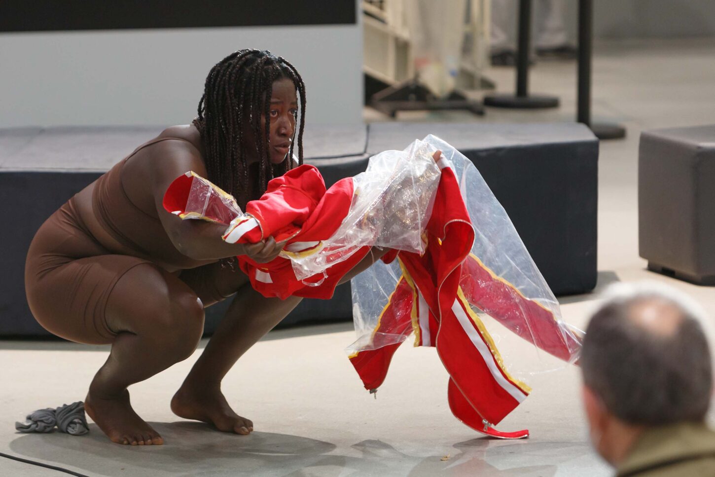 Die in Genf und Amsterdam lebende, togolesische Performerin Davide-Christelle Sanvee wird bei «Bang Bang» im Museum Tinguely in Basel auftreten.