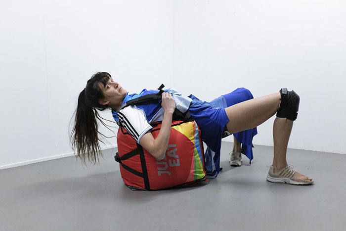 Ernestyna Orlowska während Ihrer Performance «Make your Body your Machine» im Centre Pasquart in Biel.