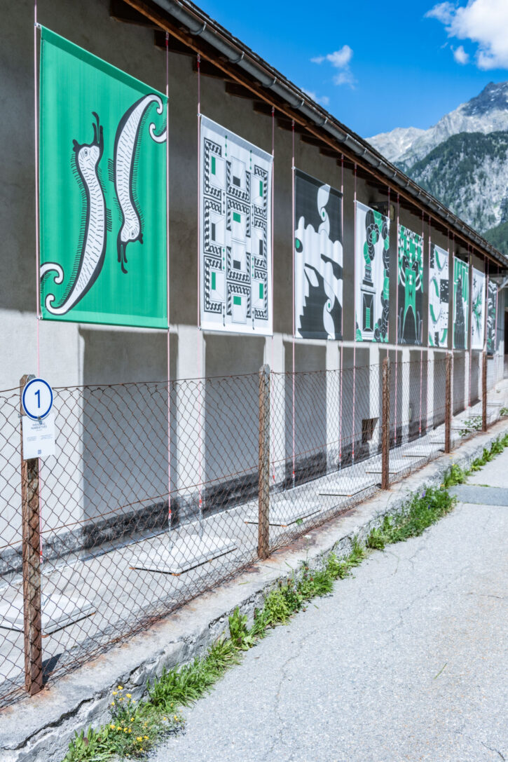 Die afghanisch-deutsche Künstlerin Jeanno Gaussi bespielt die Fassade der Getränkefabrik Semadeni. Biennale Bregaglia.