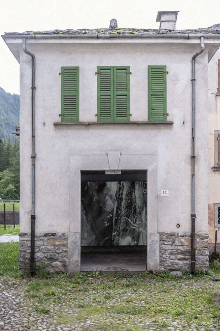 Kunstinstallation in einem leerstehenden Haus. Biennale Bregaglia.