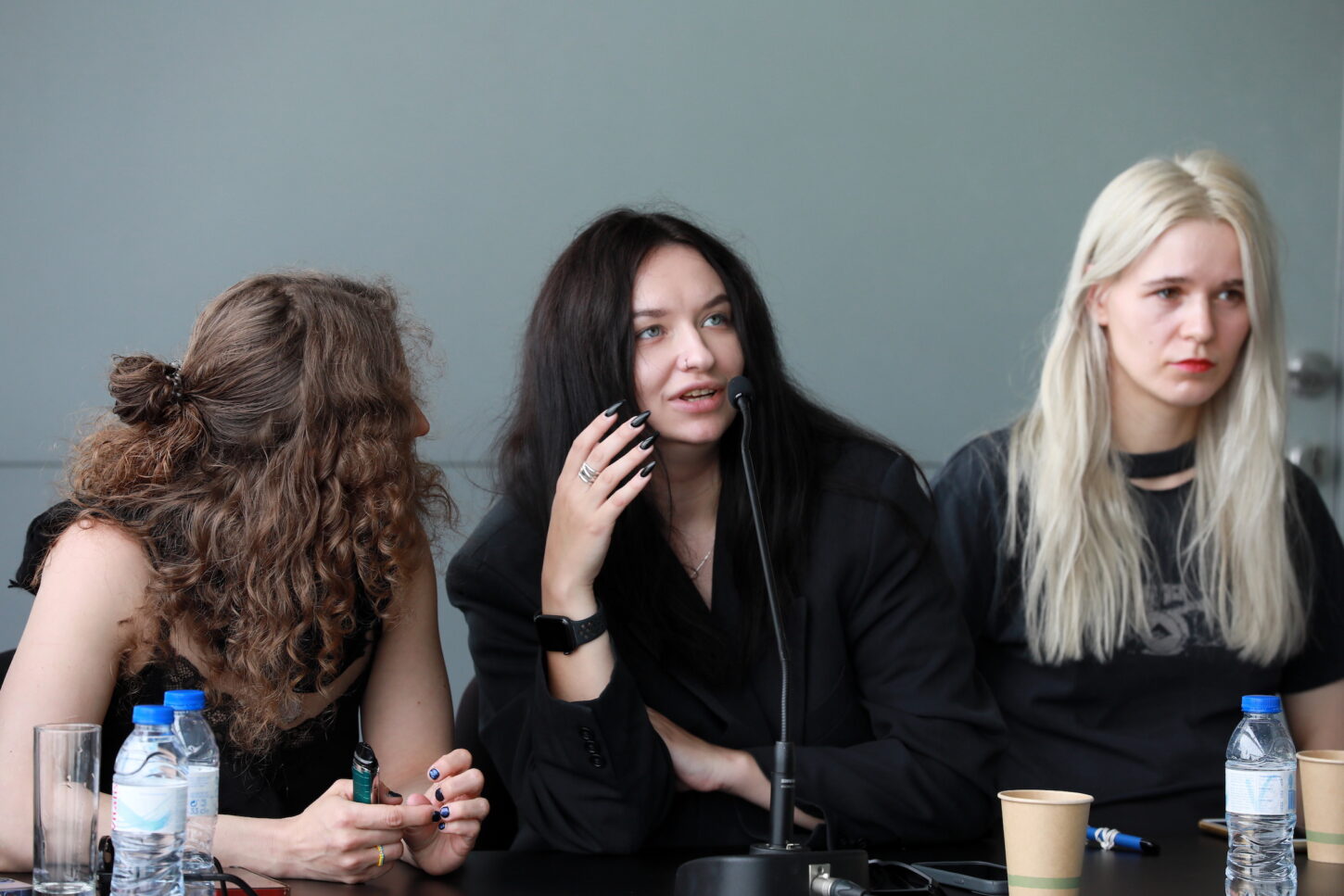 Olga Borisova (Mitte) neben Maria Alyokhina (links) und Diana Burkot von Pussy Riot an einer Medienkonferenz Anfang Juni in Porto. (Foto: ESTELA SILVA / Keystone)