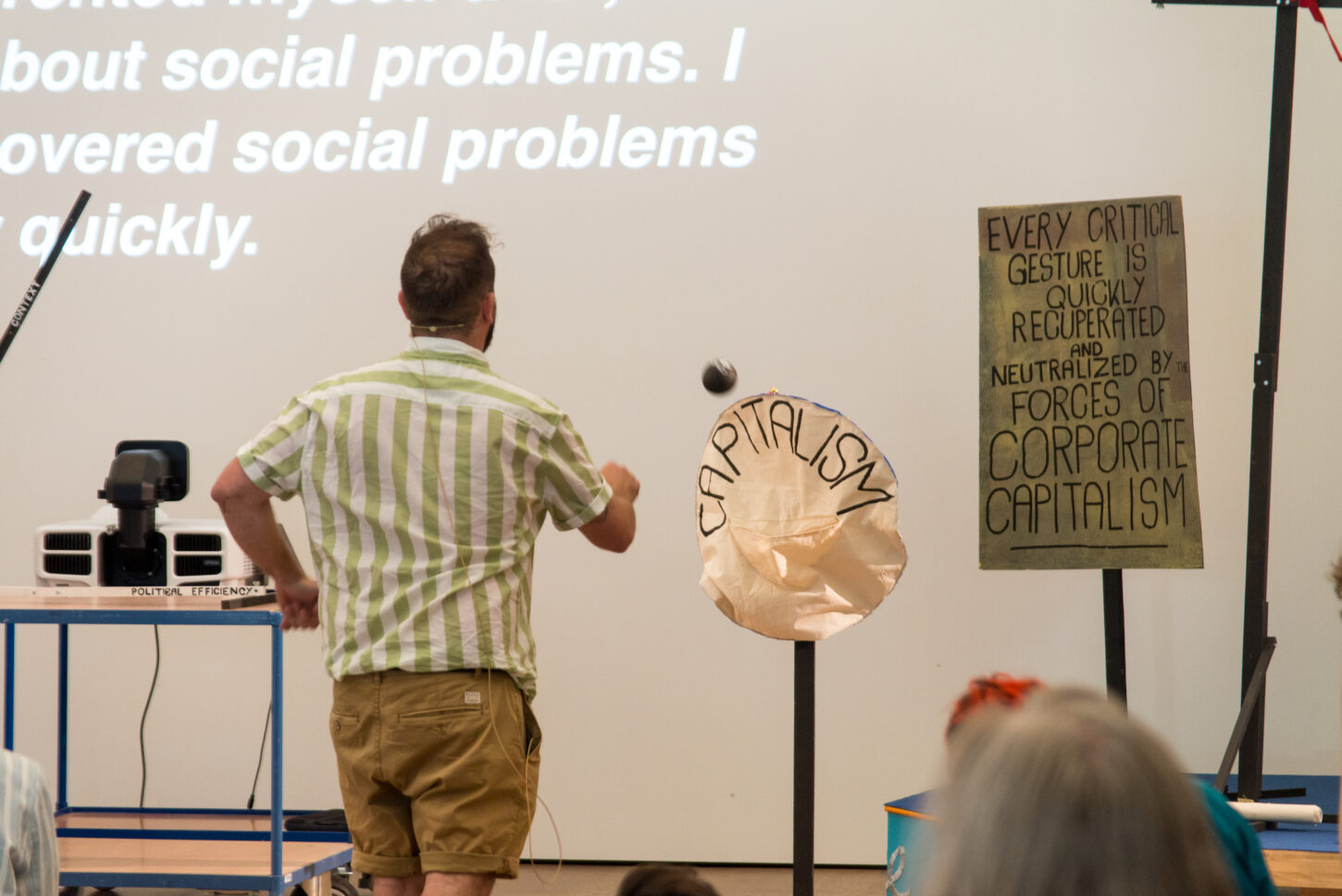 Darren Roshier während seiner Performance ««How can the performance (really) defeat capitalism?» im Museum Tinguely, Basel, 2. Juli 2022.