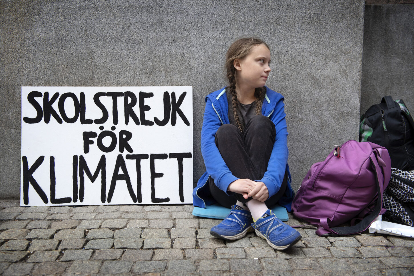 Greta Thunberg. 15, is seen outside the parliament building in Stockholm, Sweden. Greta is on strike from school to protest against the climate crisis. She intends to strike until the general elections September 9.... Poto: Jessica Gow / TT / Kod 10070...... (KEYSTONE/TT News Agency/Jessica Gow/TT)