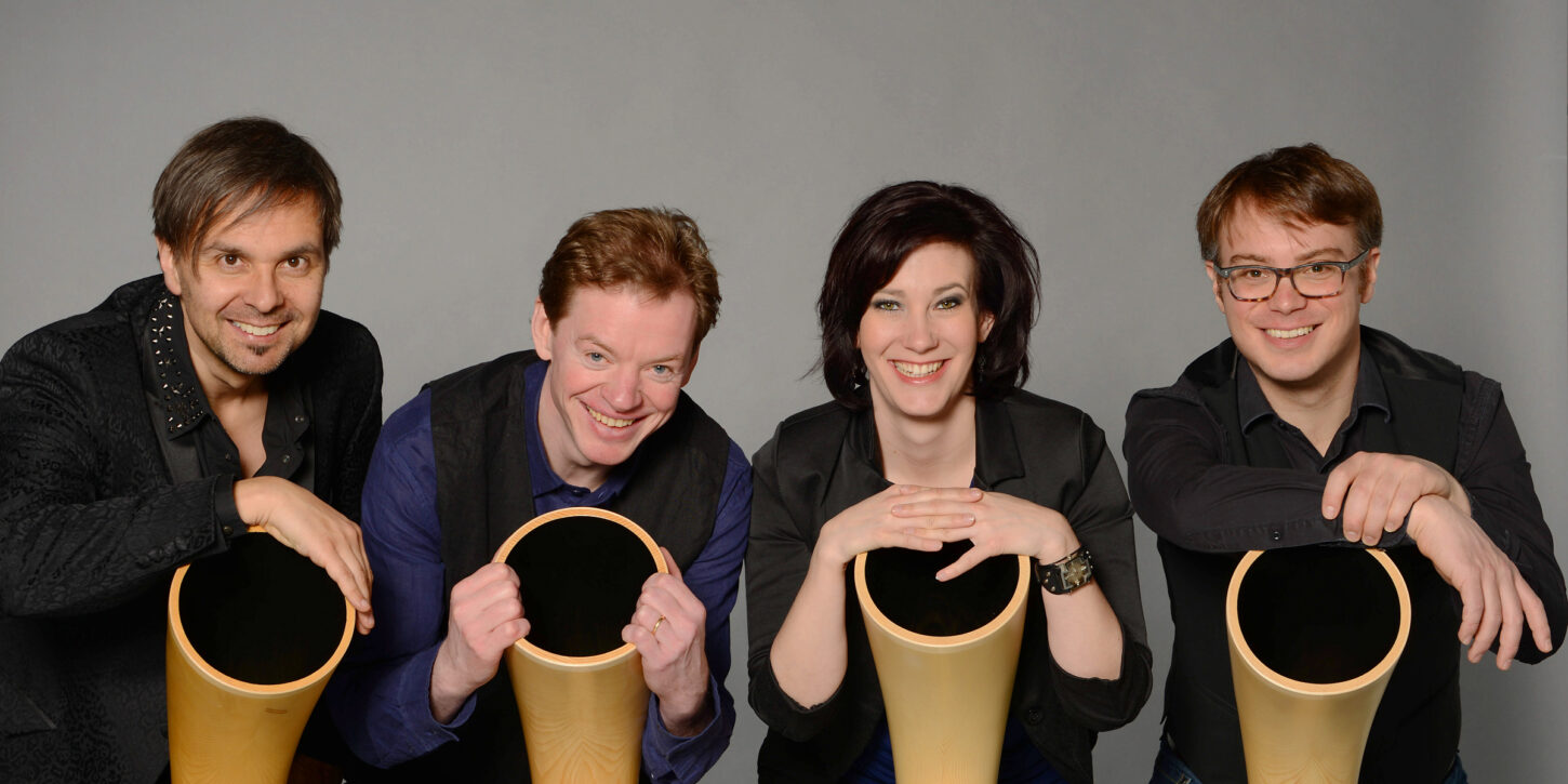 Hornroh Modern Alphorn Quartet, bestehend aus Jennifer Tauder, Balthasar Streiff, Michael Büttler und Lukas Briggen. Jetzt im FRIDA Magazin. von Köbi Gantenbein.