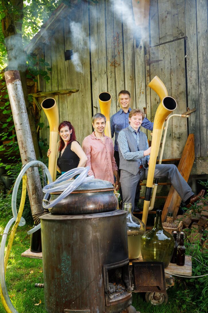 Hornroh Modern Alphorn Quartet, bestehend aus Jennifer Tauder, Balthasar Streiff, Michael Büttler und Lukas Briggen. Jetzt im FRIDA Magazin.
