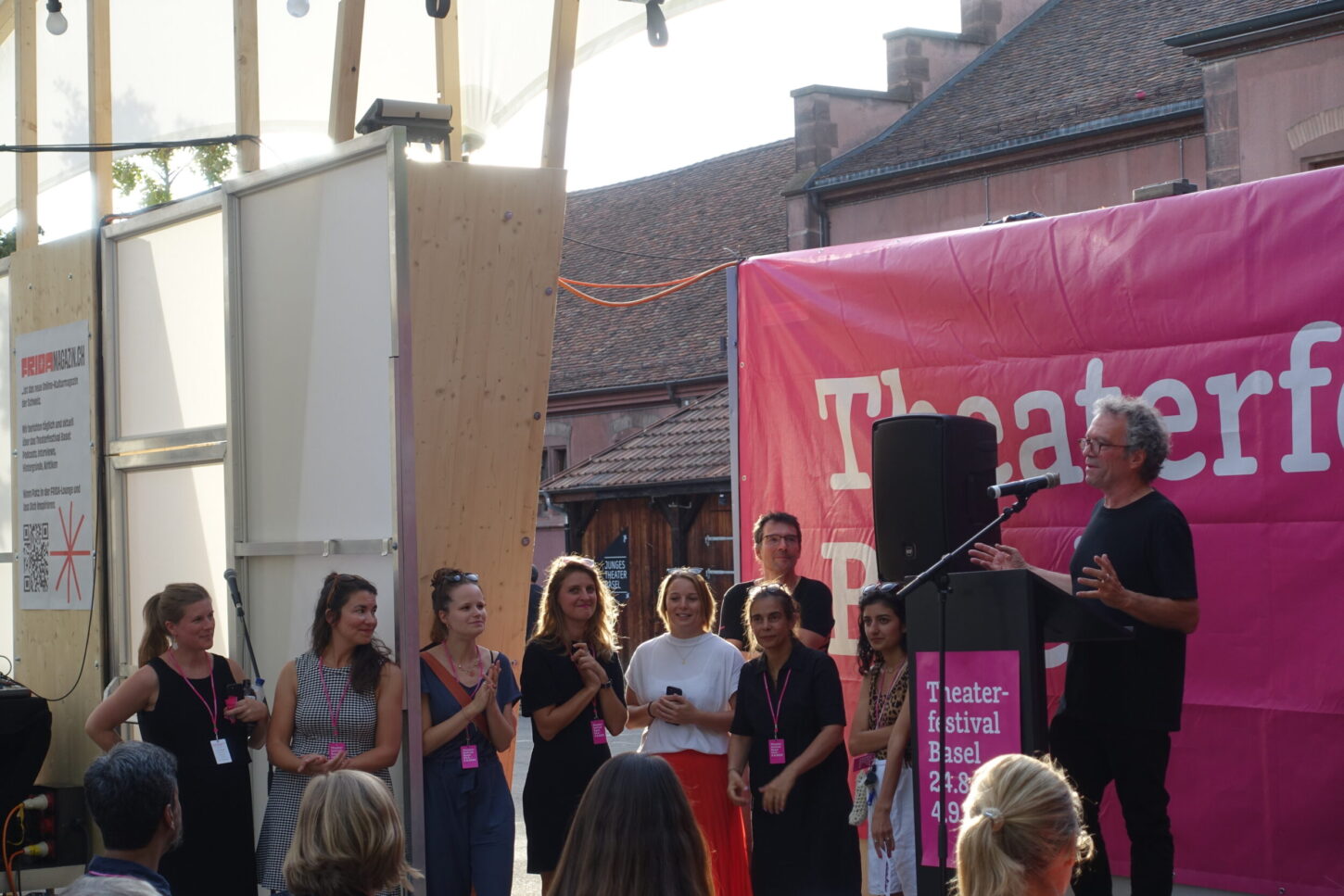 Sandro Lunin und sein team eröffnen das Theaterfestival Basel