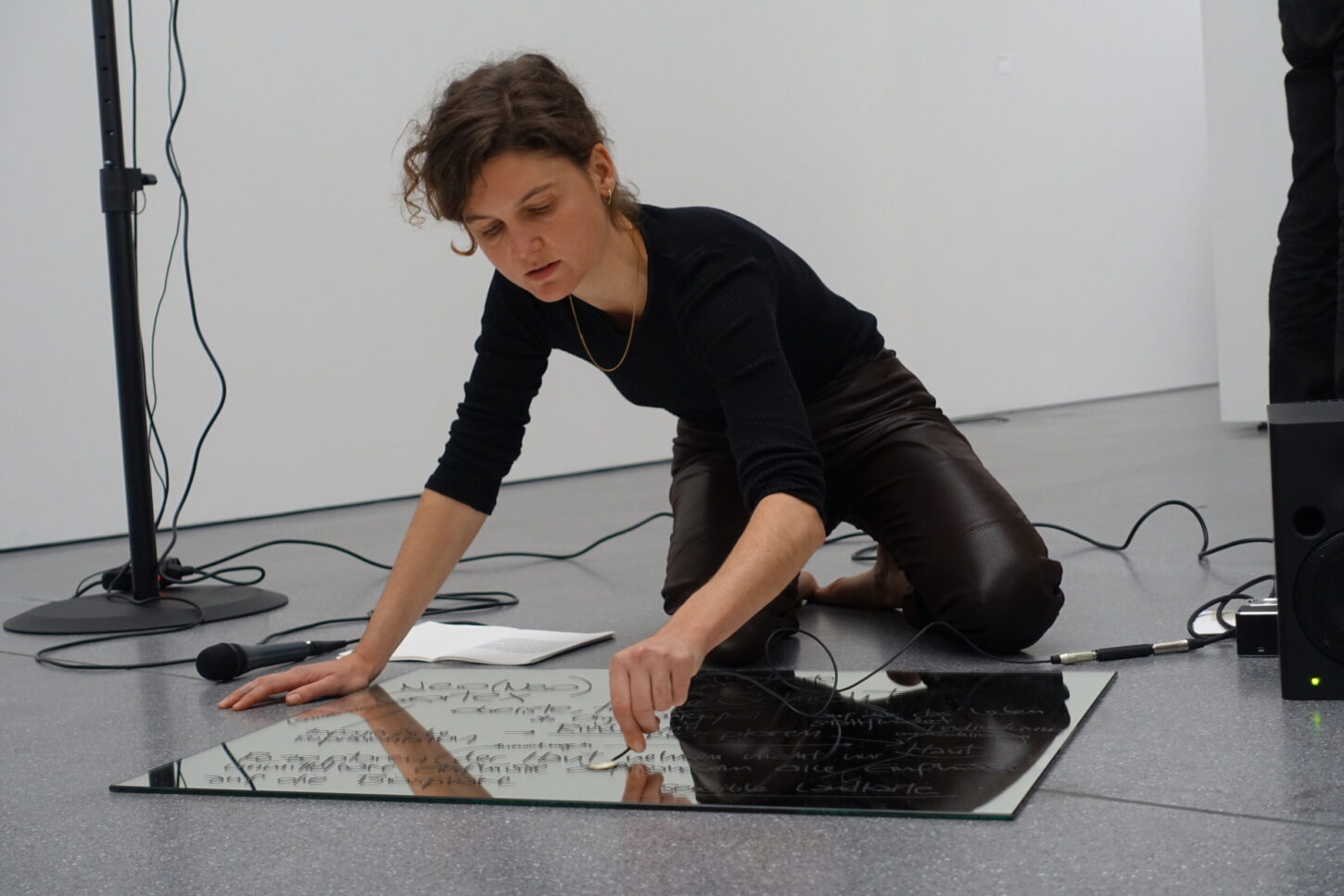 Ines Marita Schärer bei ihrer Performance «Immer an den Rändern» am 10.12.2022 im Bündner Kunstmuseum in Chur.