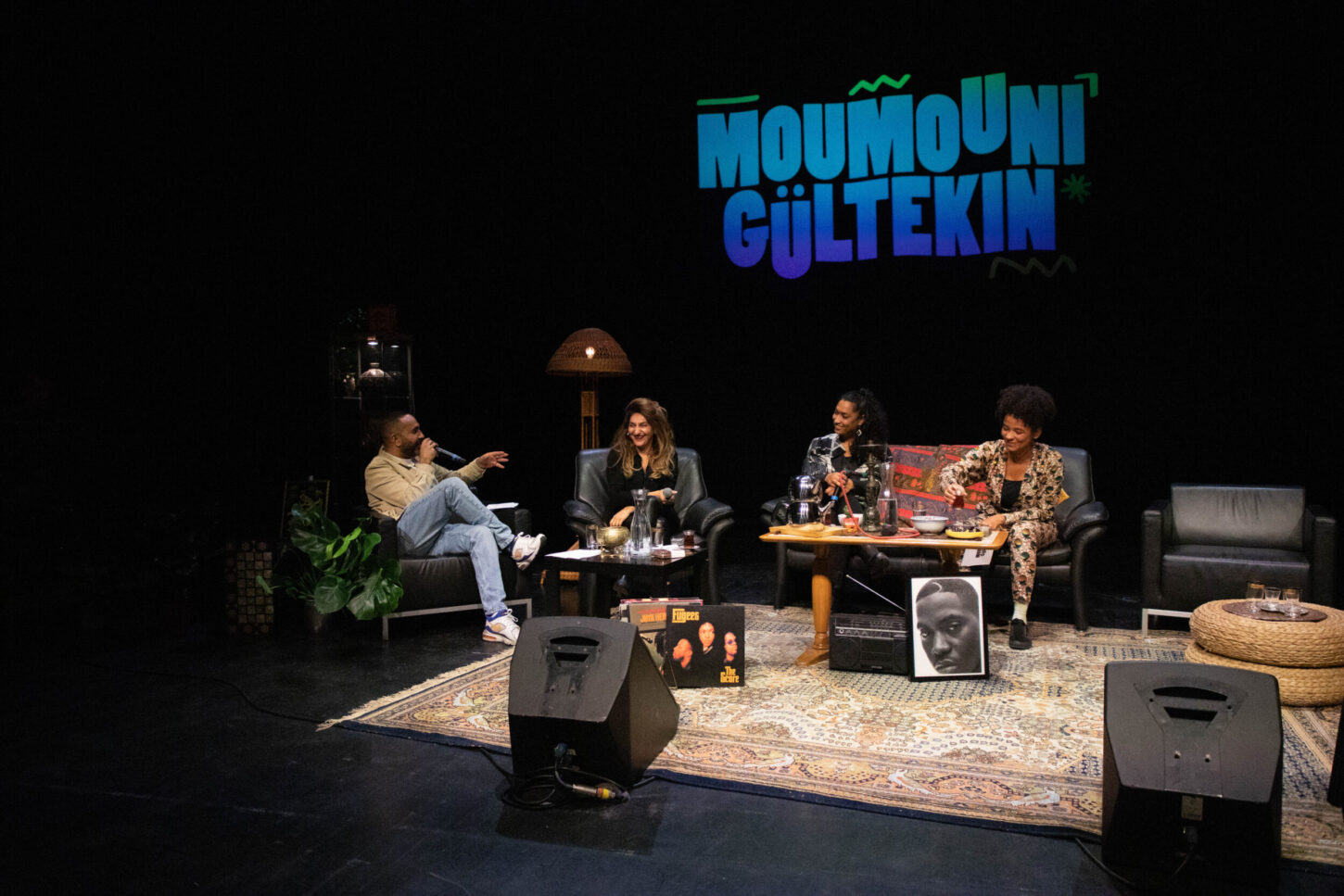 Die erste postmigrantische Late Night Show der Schweiz von Fatima Moumouni, Uğur Gültekin geht in die zweite Staffel.