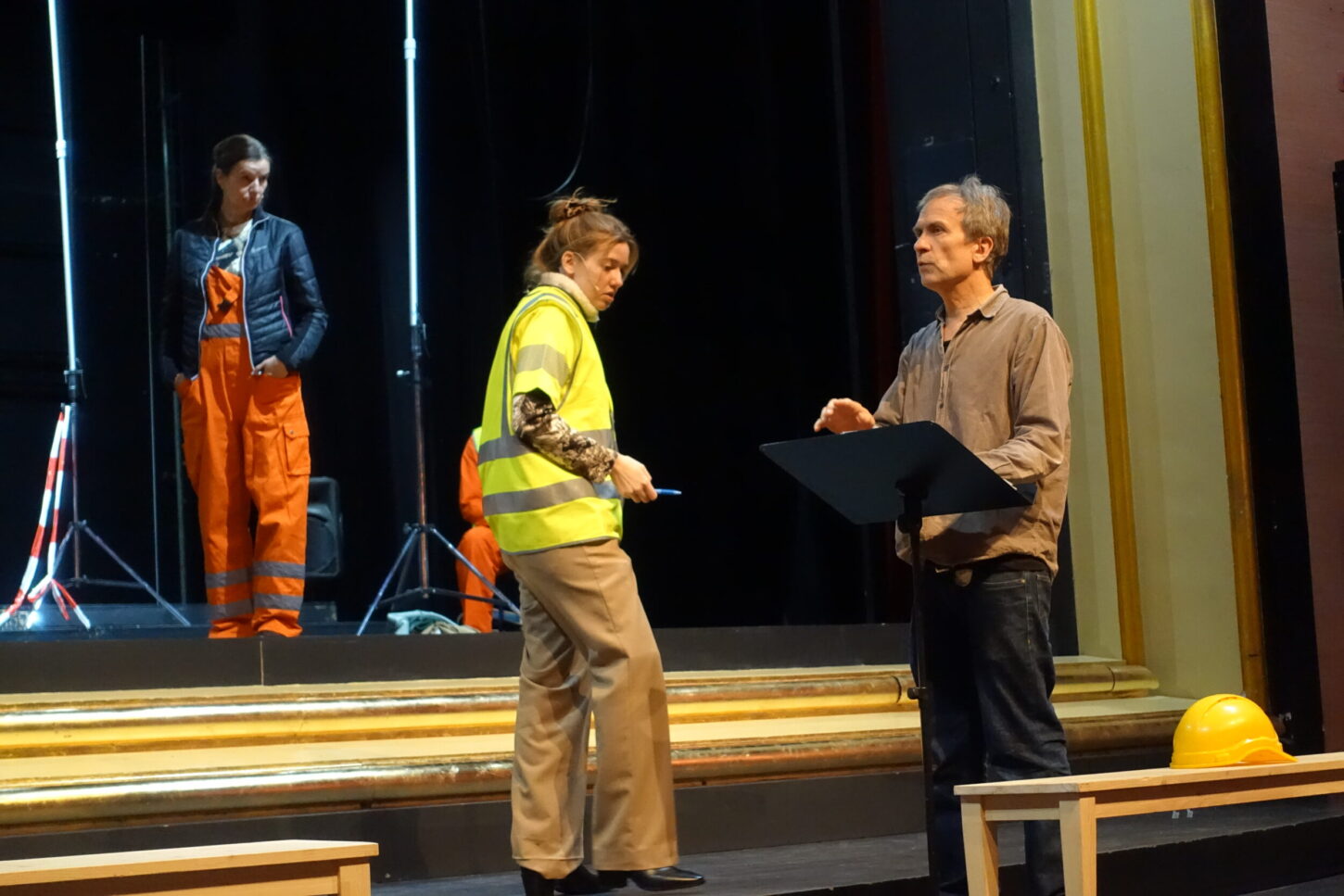 Regisseur Georg Scharegg bei den Proben zu seinem neusten Stück «ruuch oder riich» am Theater Chur.