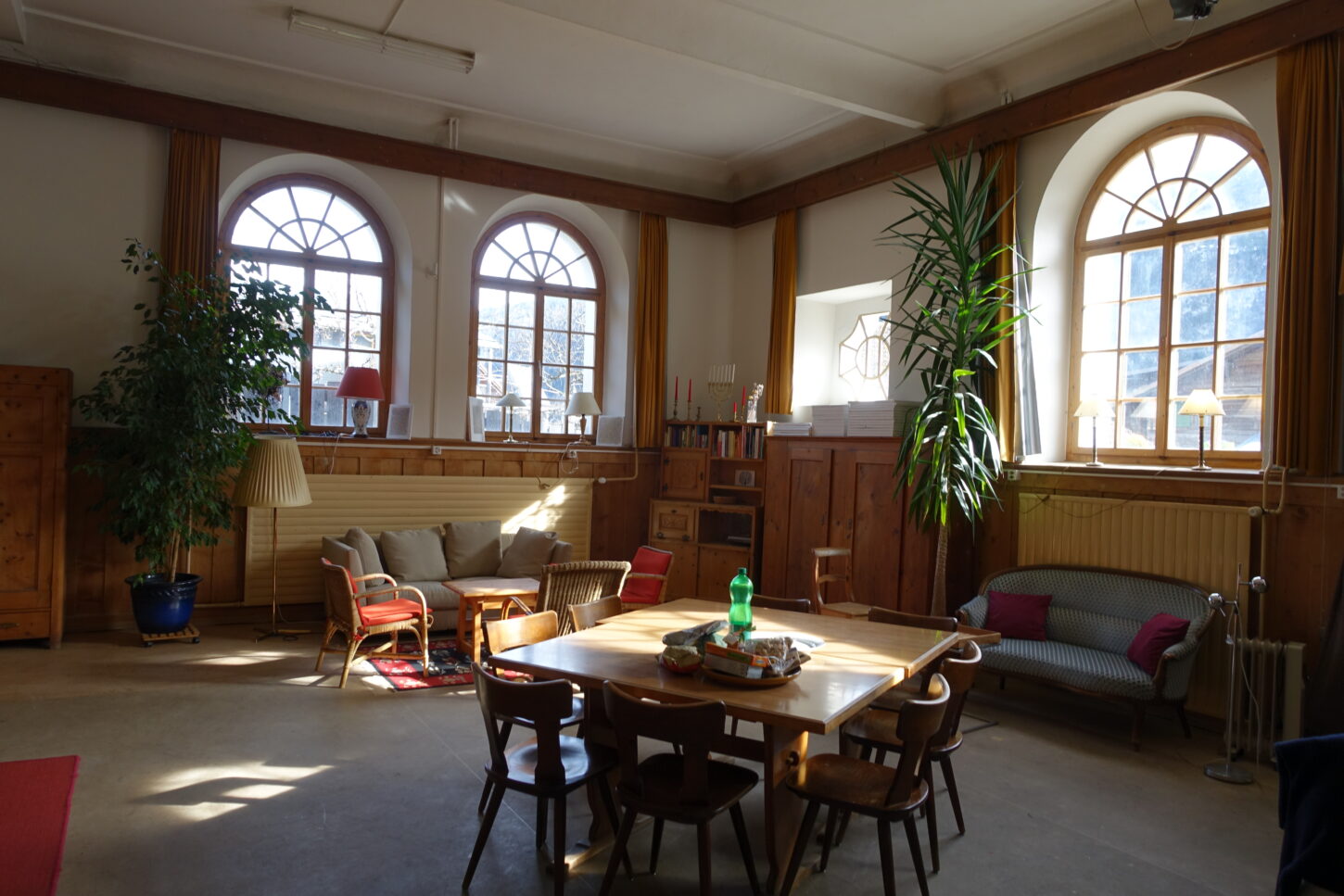 Das Atelier der Künstlerin im ehemaligen Schulhaus des Bergdorfs Rueun, Graubünden.
