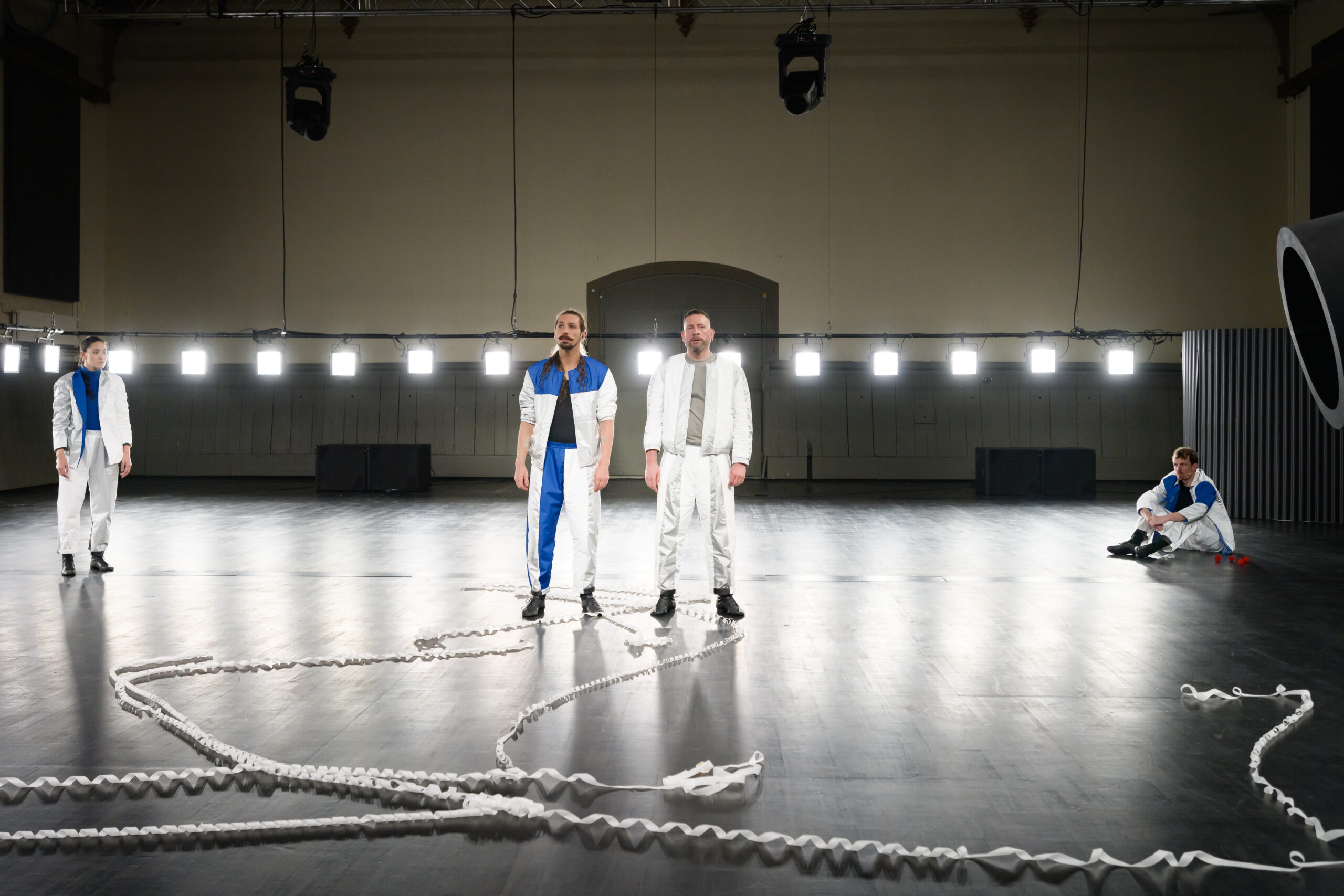Zino Wey bringt mit «screening invisibilities» ein Quartett mit gehörlosen und hörenden Darsteller:innen auf die Bühne der Kaserne Basel.