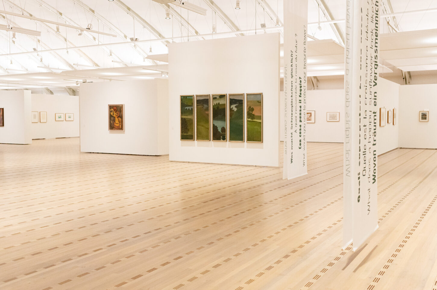 Zentrum Paul Klee: Von der Decke hängen mehrere Banner, die Fragen rund um Natur und Pflanzen aufwerfen.