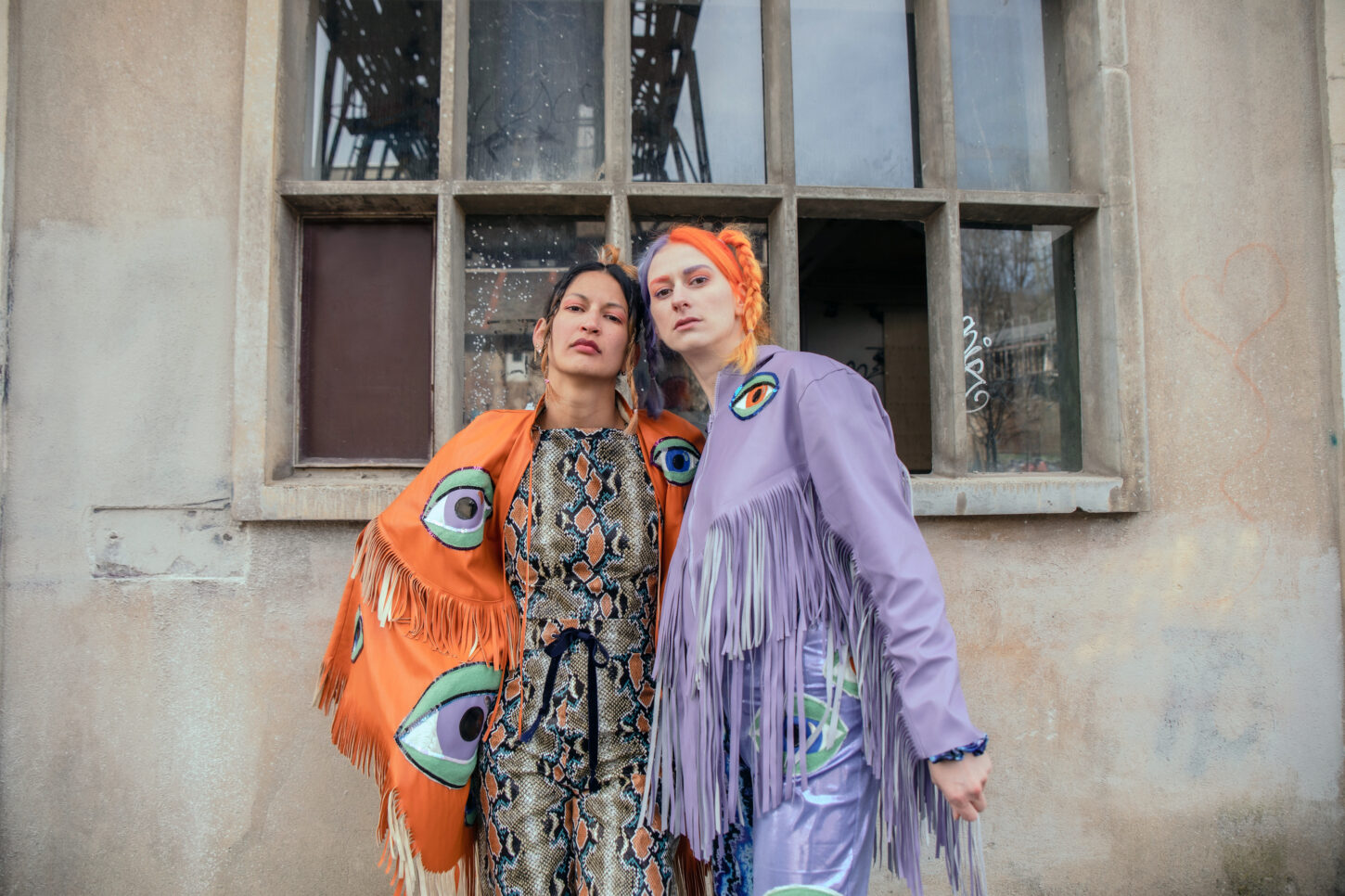 Anisa Djojoatmodjo und Hannah Bissegger vom Elekro-Pop Duo IKAN HYU im FRIDA Magazin.
