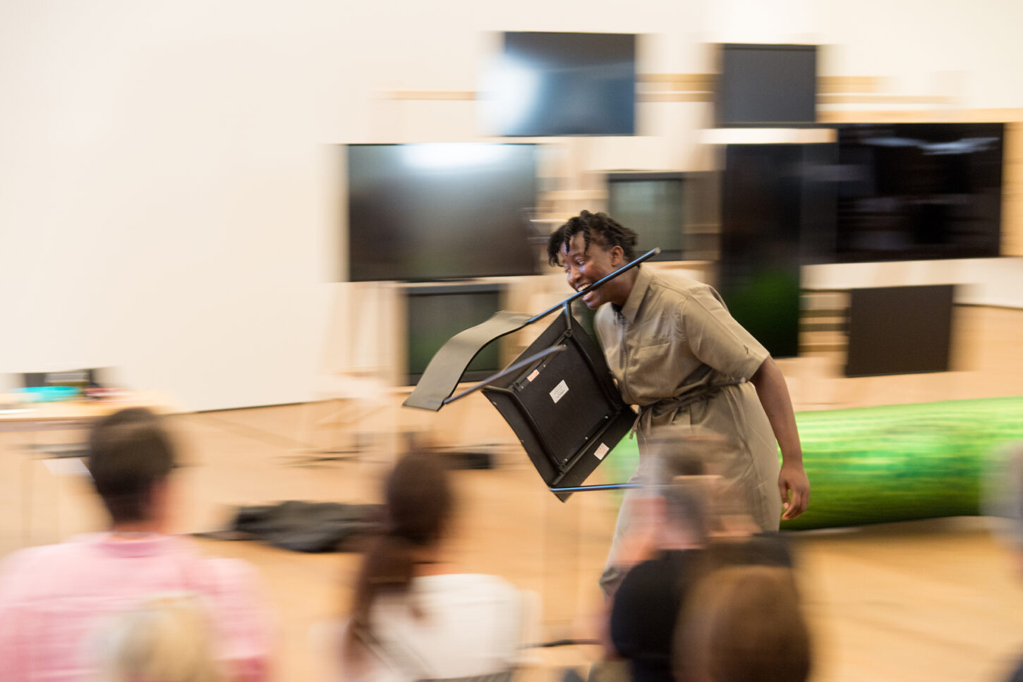 Davide-Christelle Sanvees Performance an der Ausstellung «Bang Bang» im Museum Tinguely in Basel im Jahr 2022.