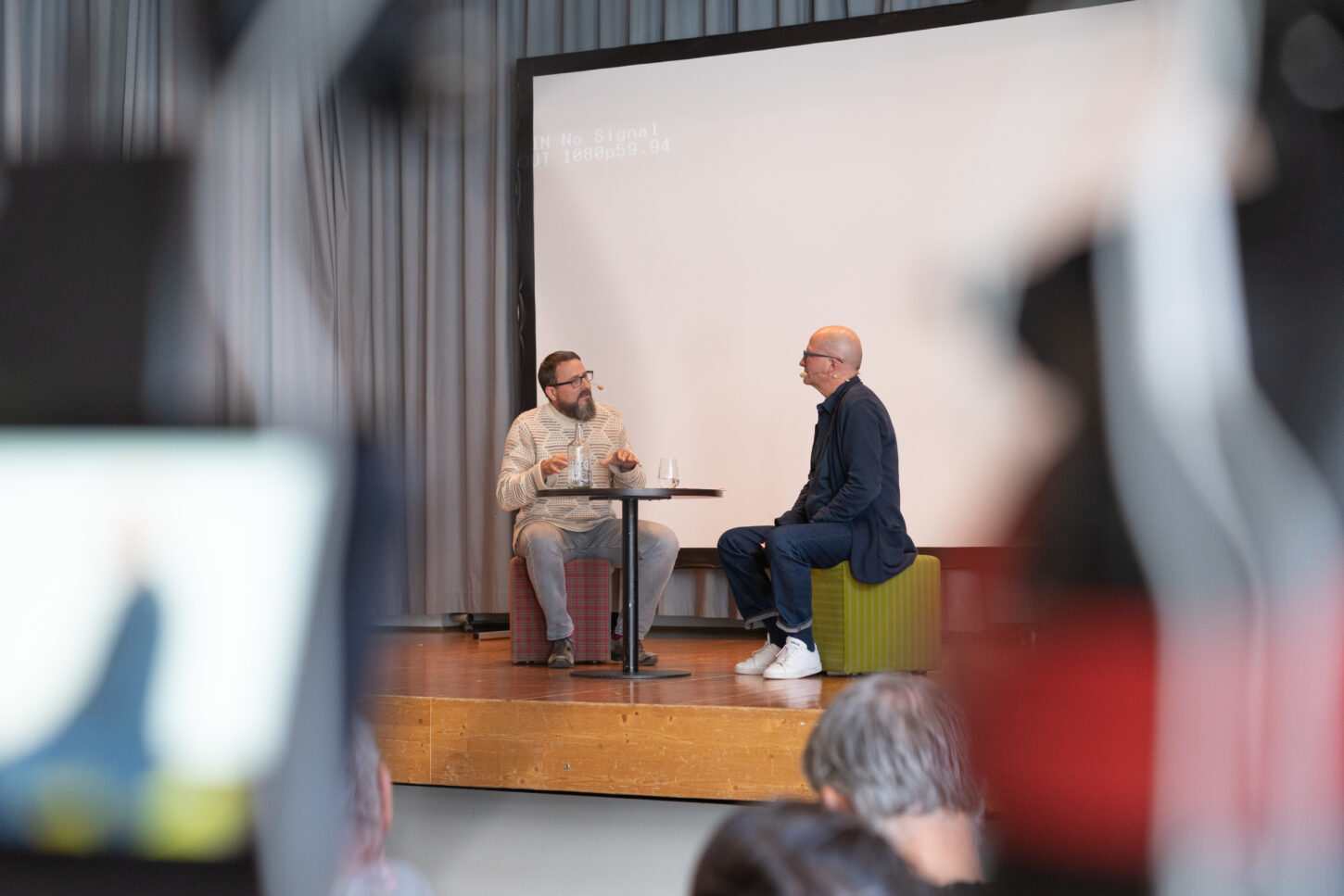 Der Künstler Curdin Tones und der Kulturjournalist Mathias Balzer im Gespräch an der zweiten Ufficina von Graubünden Cultura.