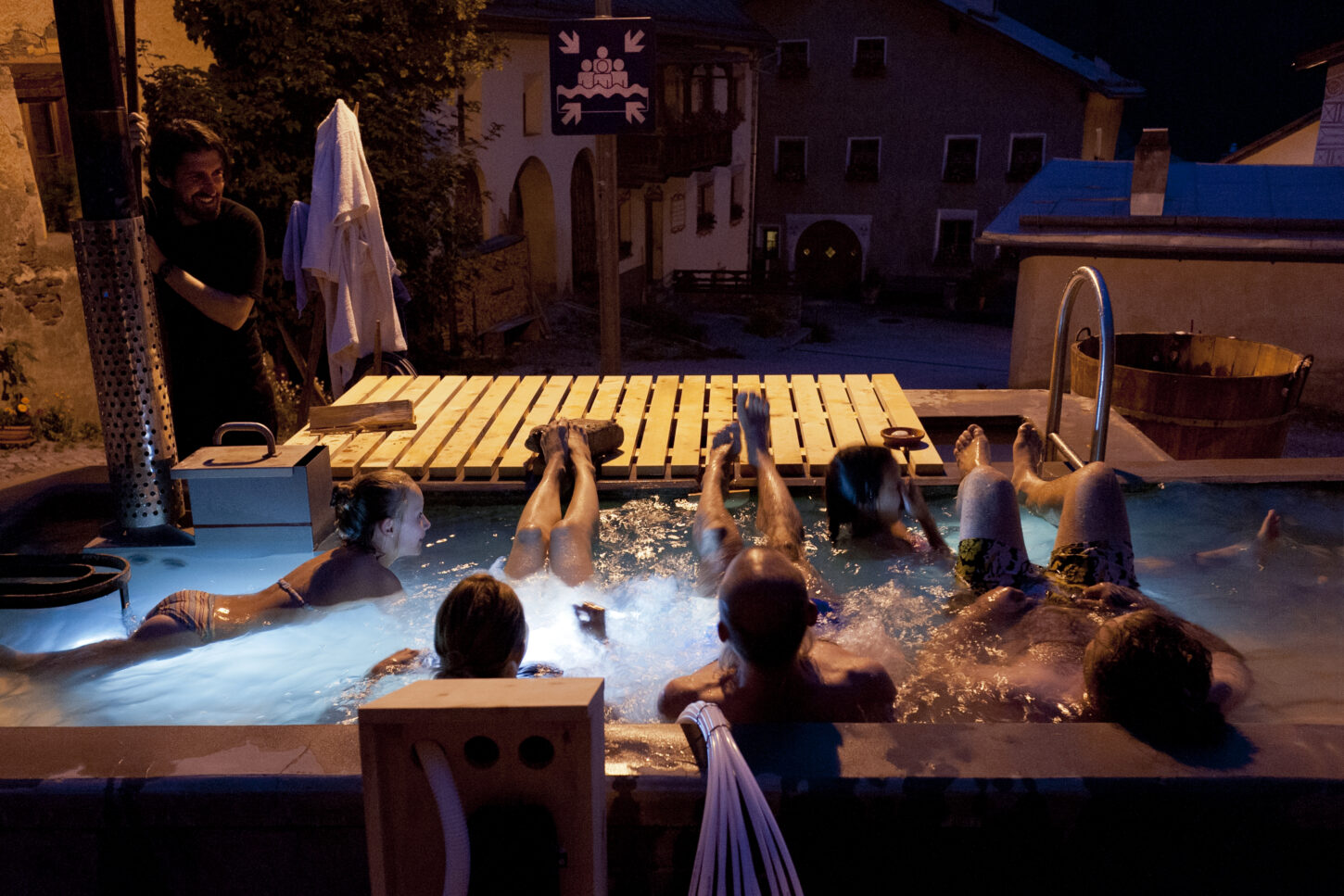 Curdin Tones verwandelt in seinem Projekt «Il bügl public» Dorfbrunnen in temporäre Badeorte, wo sich Einheimische und Gäste beggegnen.