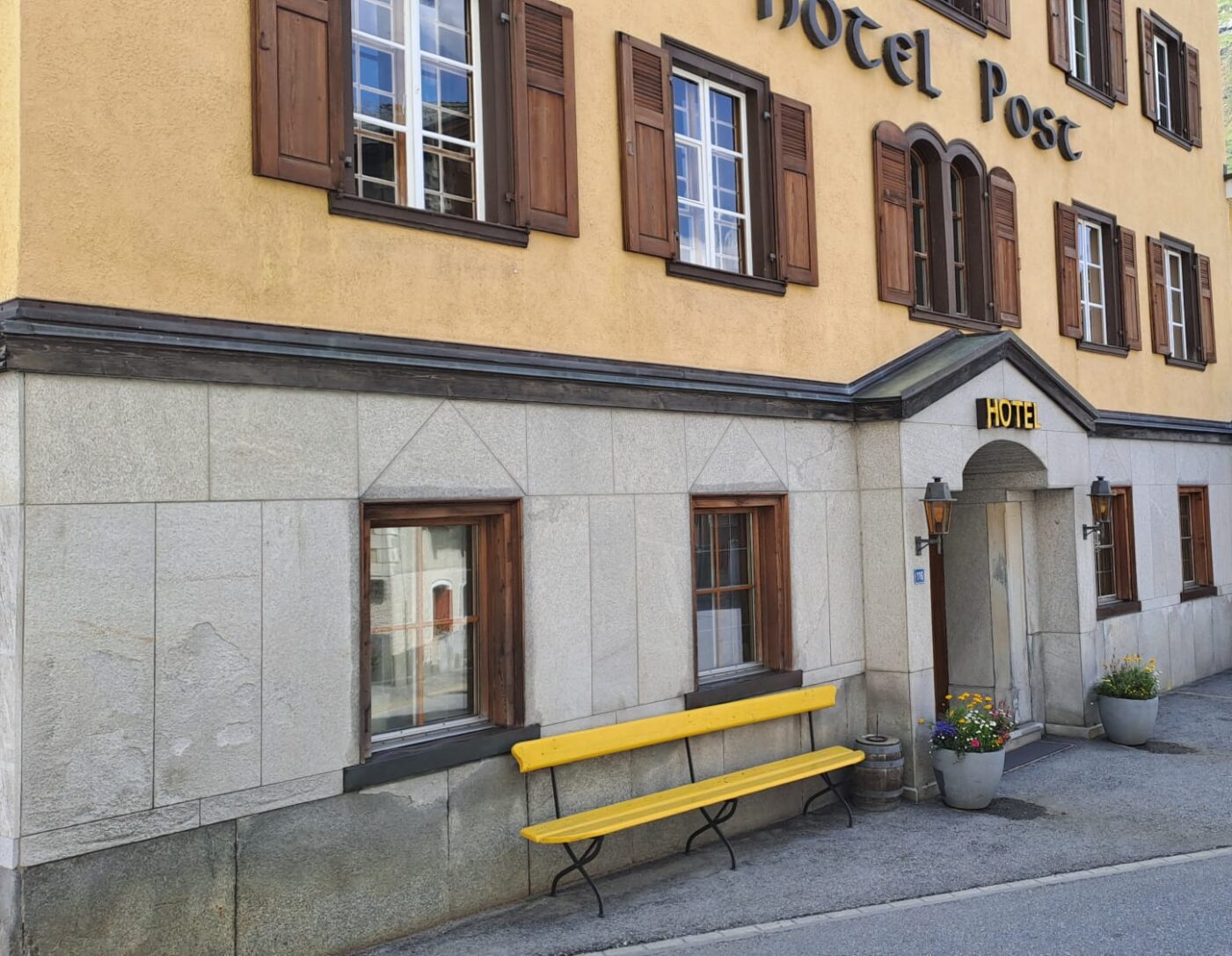 Die «Banca dellas mansögnas» vor dem Hotel Post in Bivio.