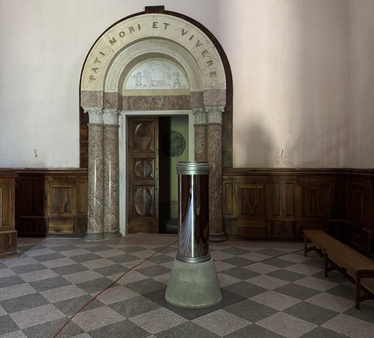 «Pozzo dei desideri» von Dominik Zehnder ist bis am 27. September an der Biennale Bregaglia zu sehen.