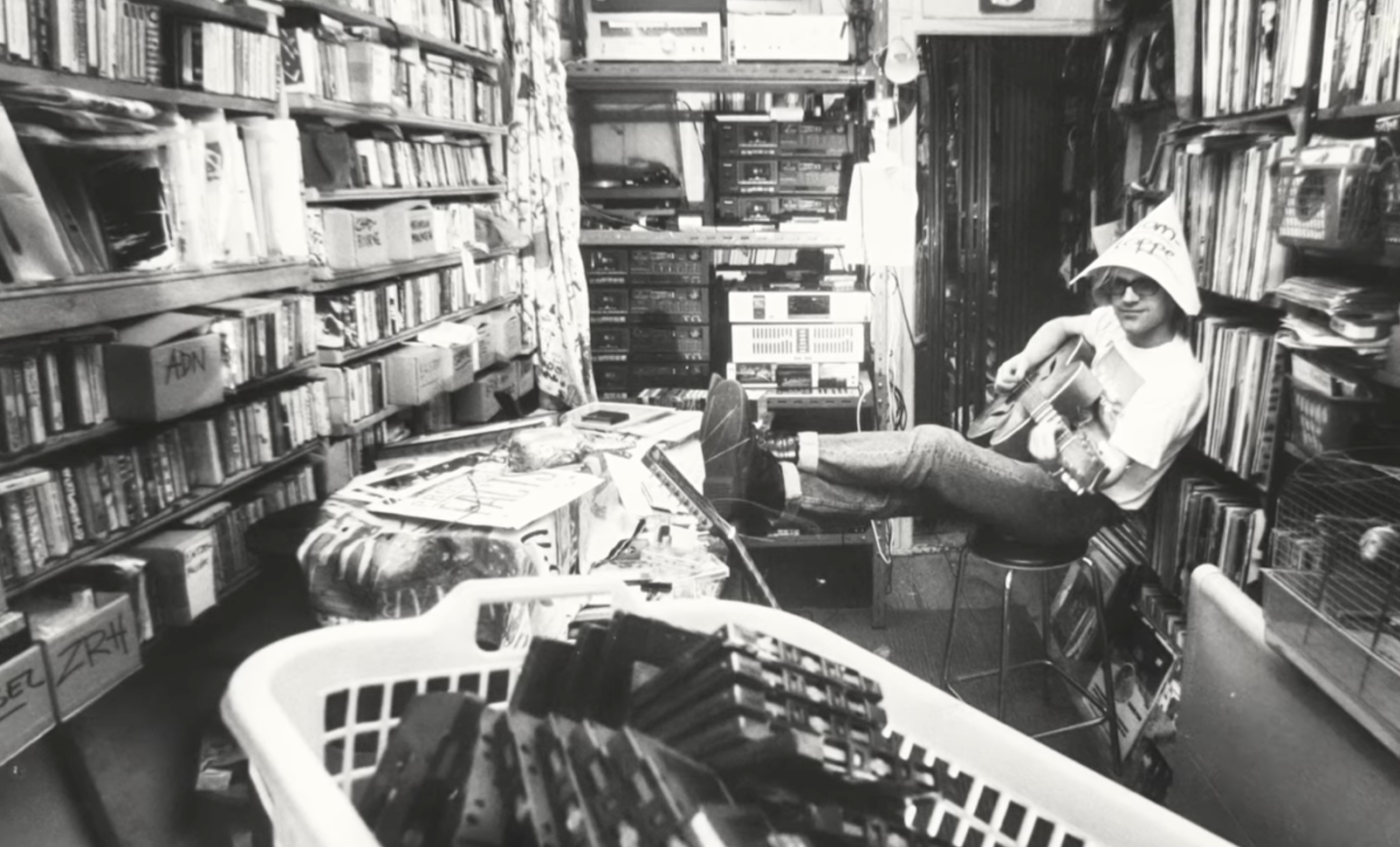 Ruedi «Hotcha» Tüscher im Studio seines Kasetten-Labels «Calypso Now», anfang 1990er-Jahre in Biel.