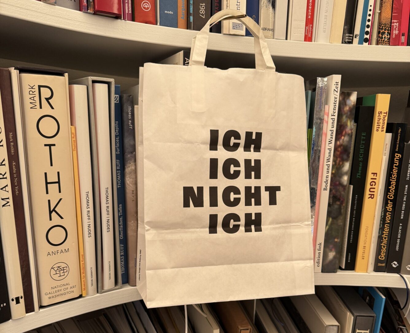 Einkaufstasche aus Papier von Rémy Zaugg. Herausgeber: Aargauer Kunsthaus.