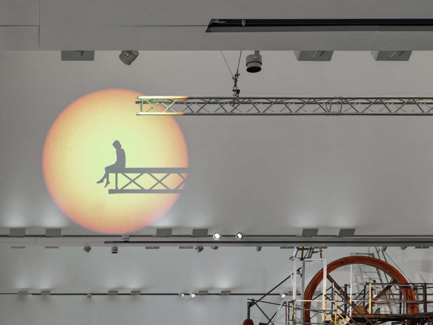 Derzeit im Museum Tinguely in Basel zu sehen: «Plein Soleil» von Zilla Leutenegger.